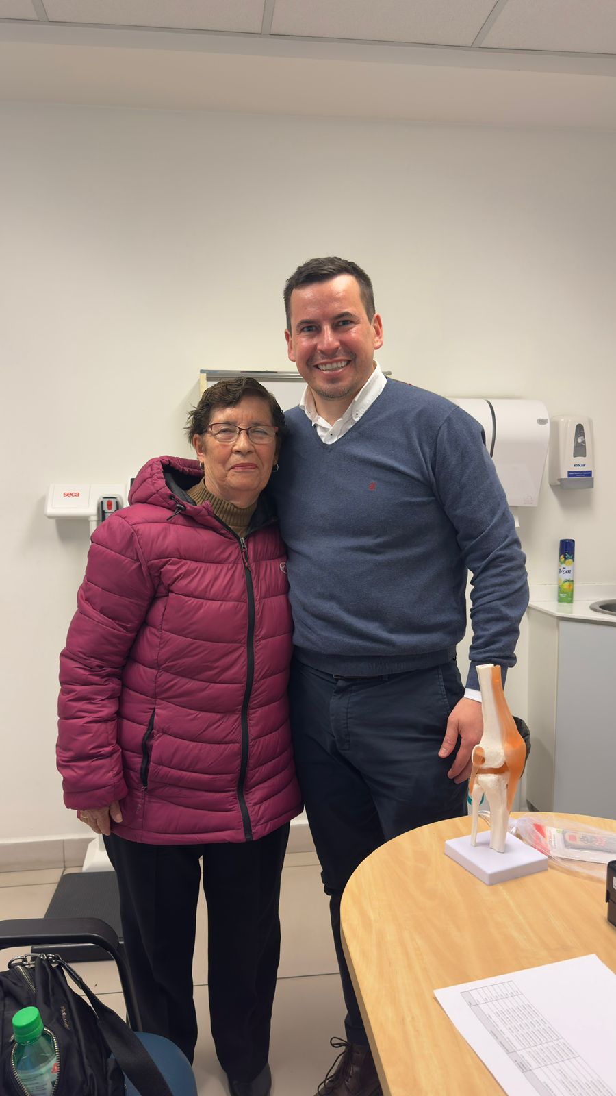 Dr. Gonzalo Rojas junto a una paciente en su control, dos meses después de una prótesis de rodilla izquierda