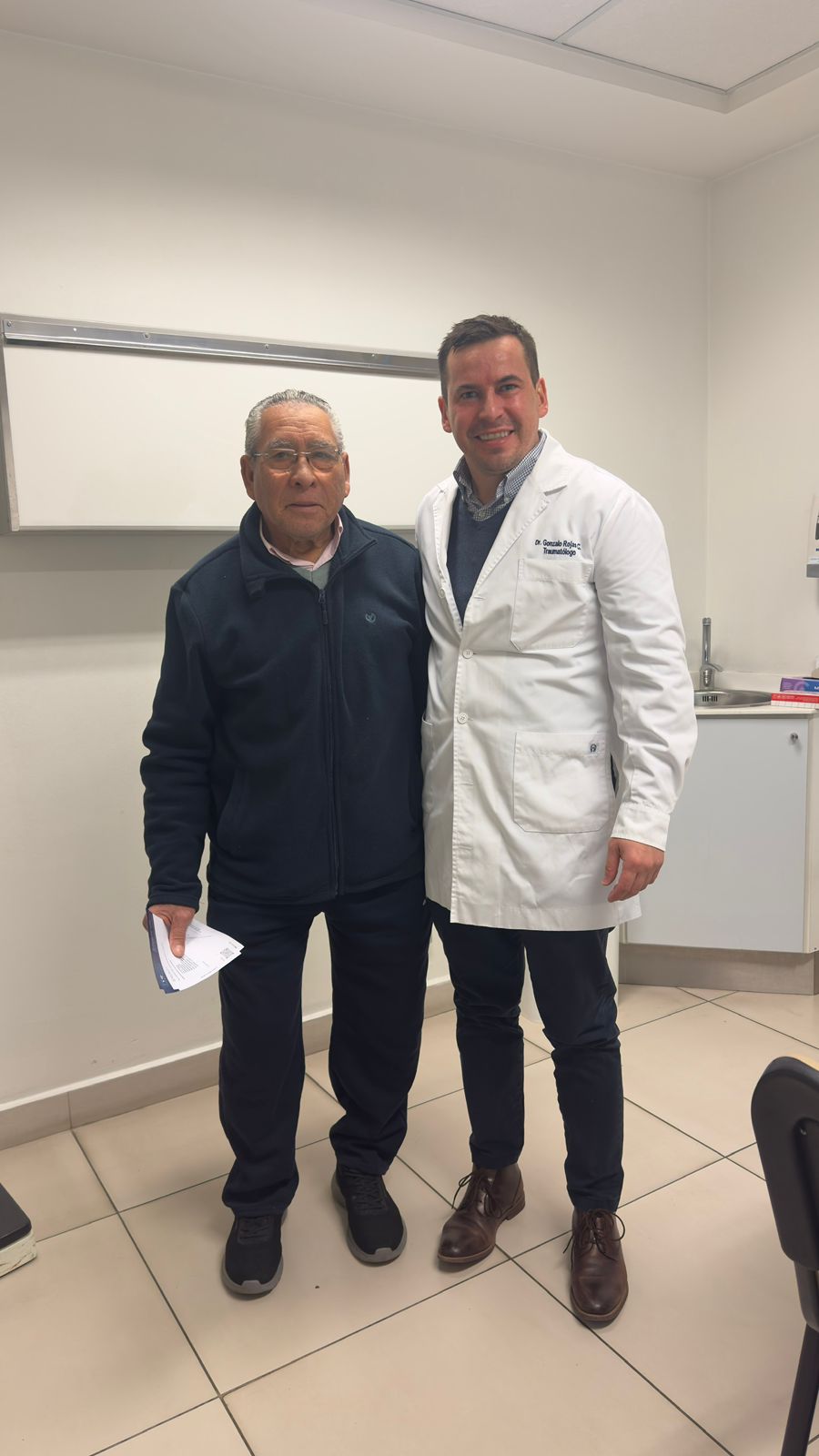 Dr. Gonzalo Rojas junto a un paciente en su control, dos meses después de una cirugía de rodilla derecha