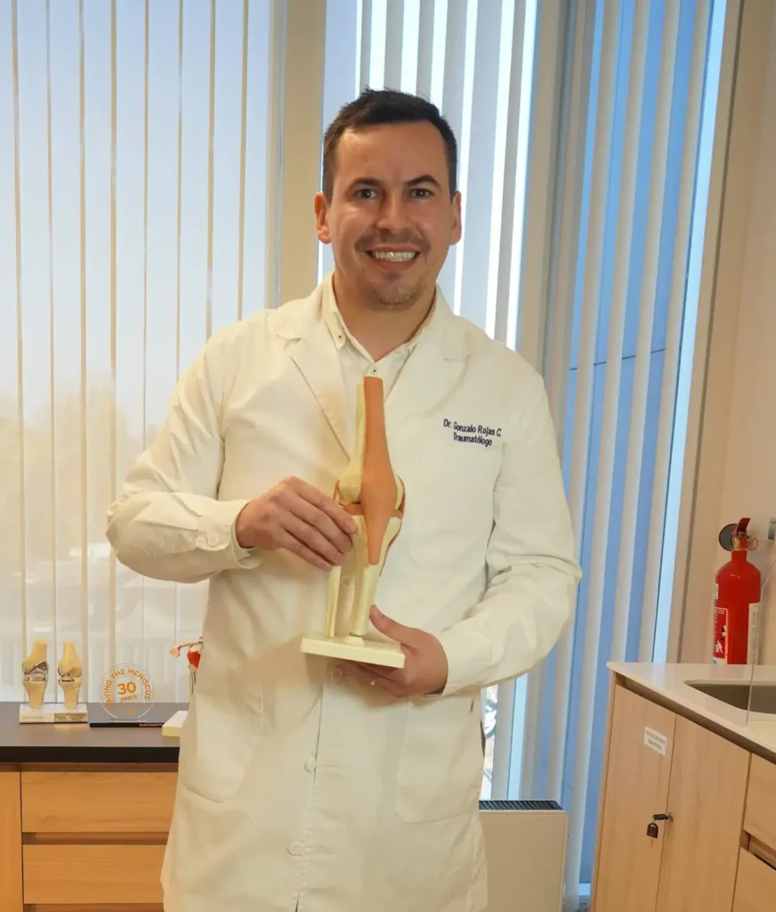 Dr. Gonzalo Rojas Castillo, traumatólogo especialista en rodilla con atención en Curicó