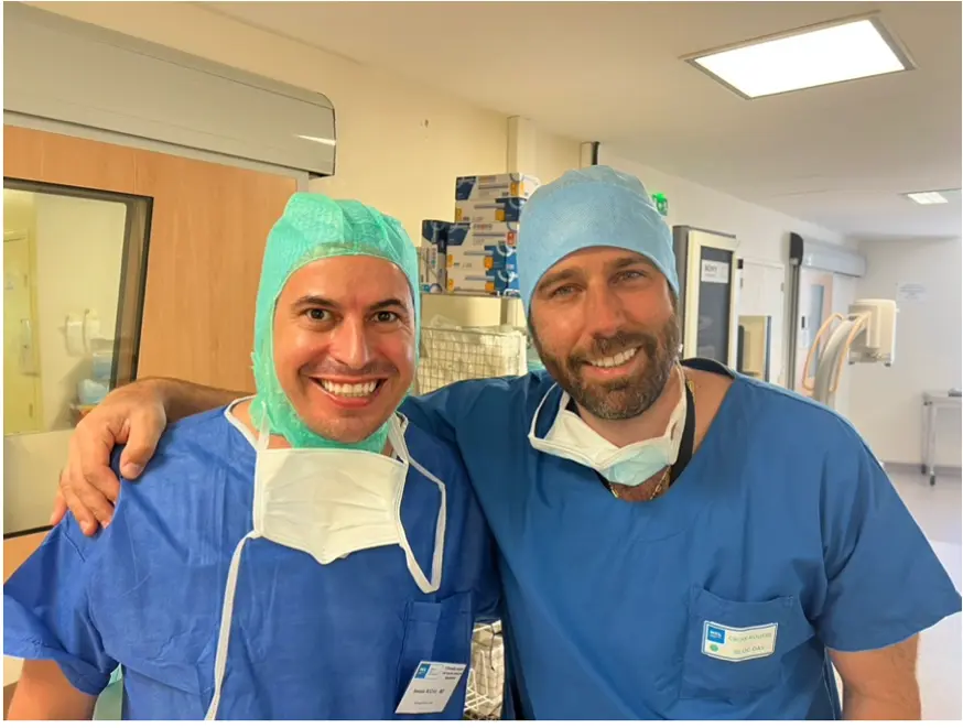 Dr. Gonzalo Rojas junto al Prof. Sébastien Lustig en el Hospital de la Croix-Rousse, Lyon