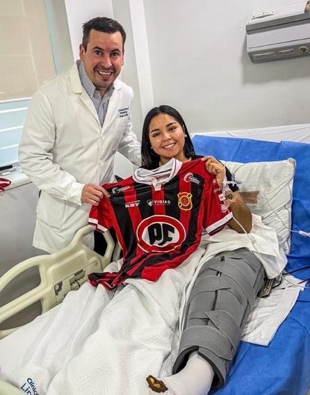 Dr. Gonzalo Rojas junto a una paciente en su control postoperatorio de rodilla