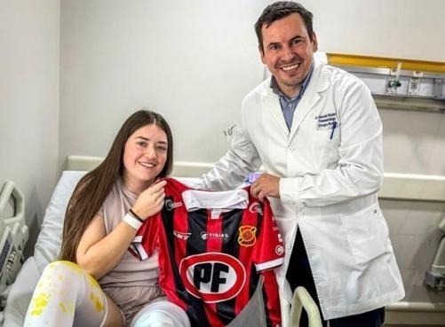 Dr. Gonzalo Rojas con una futbolista del Maule operada de ligamento cruzado