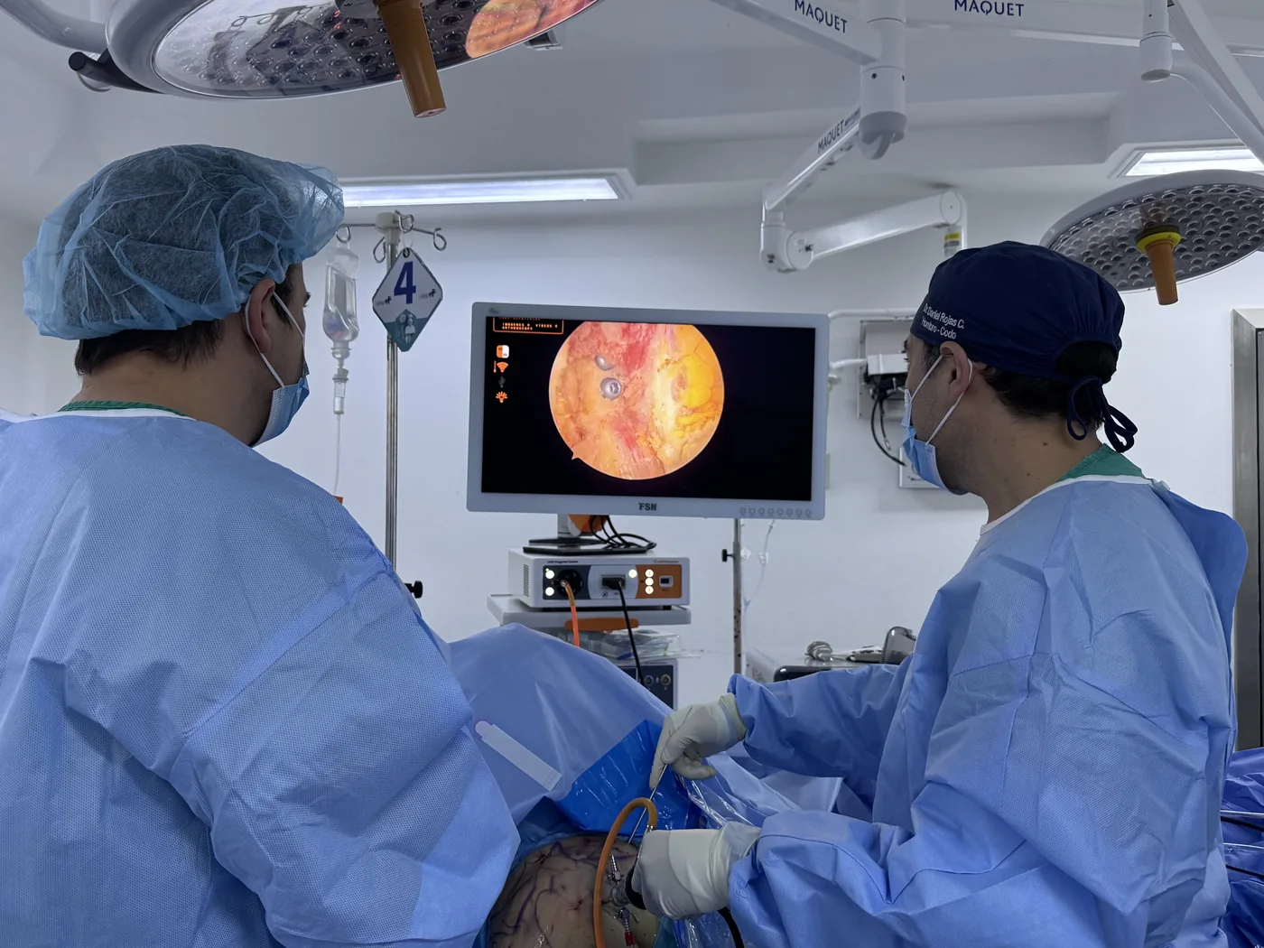 Dr. Daniel Rojas realizando un Latarjet artroscópico por inestabilidad de hombro