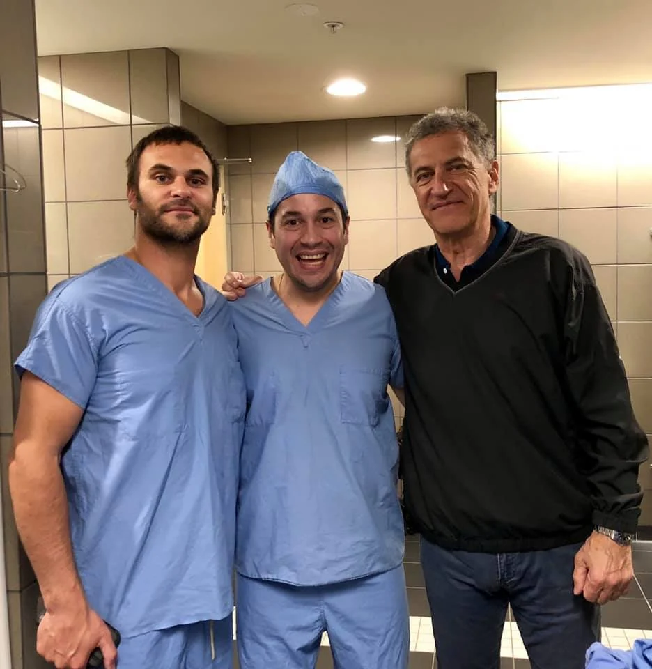 Dr. Daniel Rojas junto al Dr. Laurent Lafosse, creador del Latarjet artroscópico, y el Dr. Thibault Lafosse