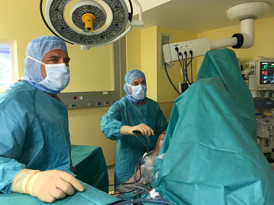 Dr. Daniel Rojas en pabellón junto al Dr. Laurent Lafosse en Annecy, Francia