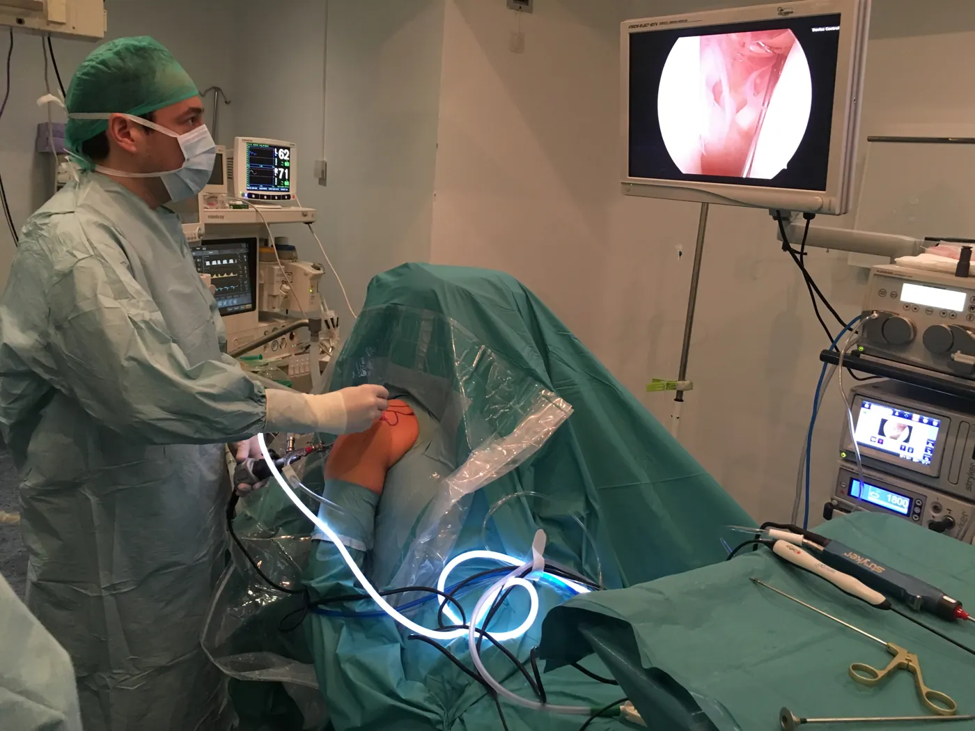 Dr. Daniel Rojas durante su fellowship de hombro en Madrid