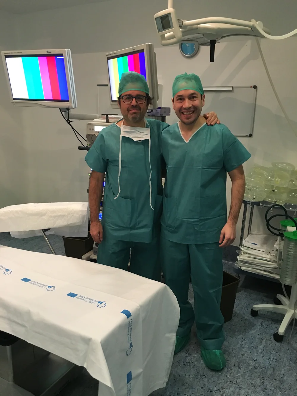 Dr. Daniel Rojas junto al Dr. Emilio Calvo en la Fundación Jiménez Díaz, Madrid