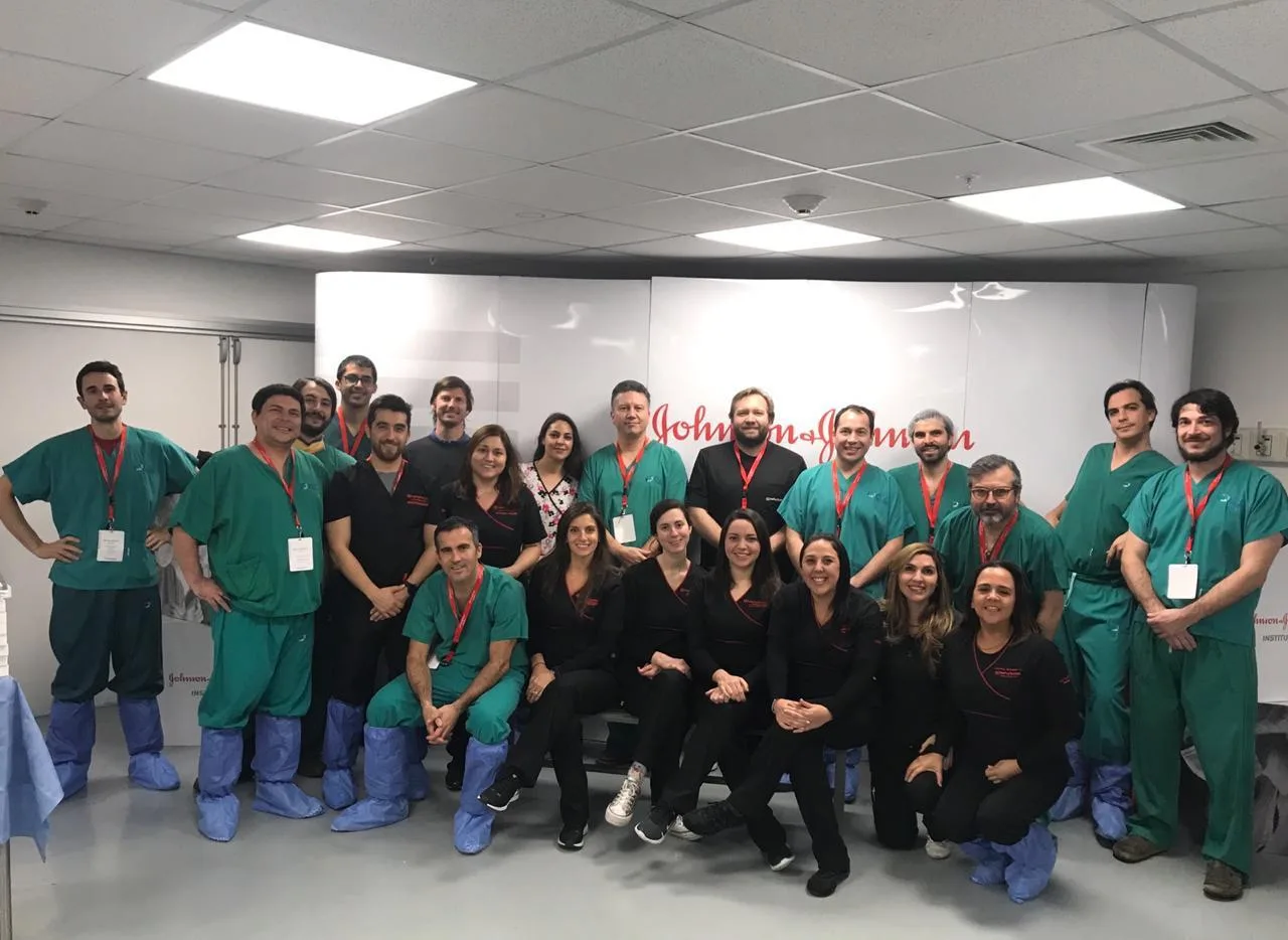 Profesores, alumnos y equipo de Johnson & Johnson Institute en el curso cadavérico de artroscopía de hombro en Clínica Las Condes