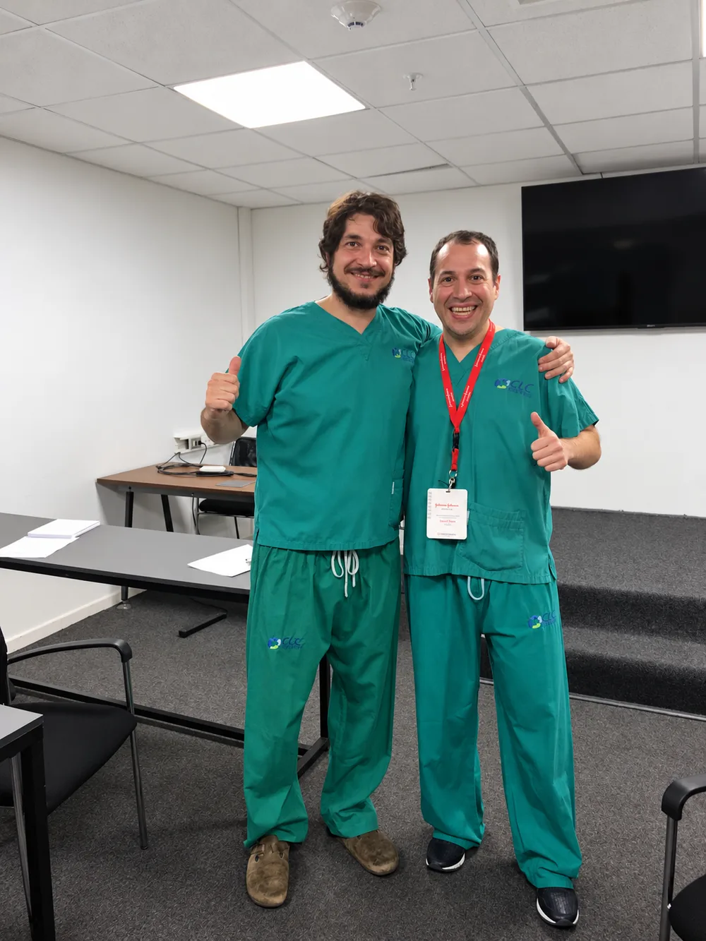 Dr. Daniel Rojas en el Centro de Simulación de Clínica Las Condes durante el curso de artroscopía de hombro