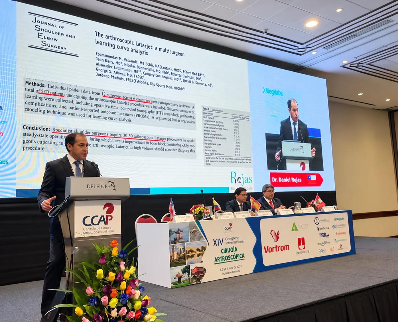 Dr. Daniel Rojas dicta una conferencia sobre la curva de aprendizaje del Latarjet artroscópico en el XIV Congreso Internacional de Cirugía Artroscópica, Lima 2023