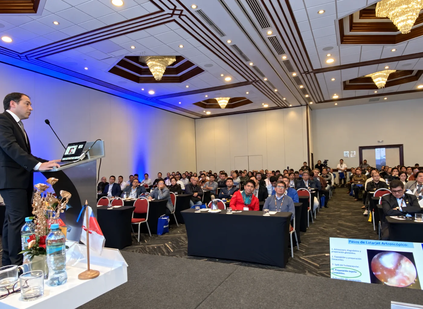 Dr. Daniel Rojas dicta una conferencia sobre los pasos del Latarjet artroscópico ante un auditorio de especialistas en el X OrthoTrauma Update, Lima 2023