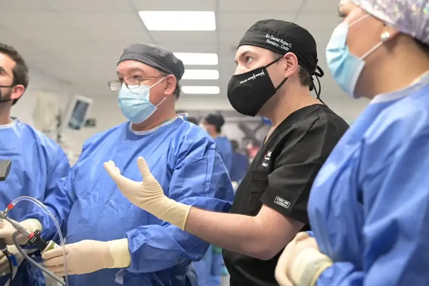 Dr. Daniel Rojas Castillo guiando a cirujanos durante la práctica de artroscopía de hombro en cadáver en el curso de octubre de 2021 en Santiago