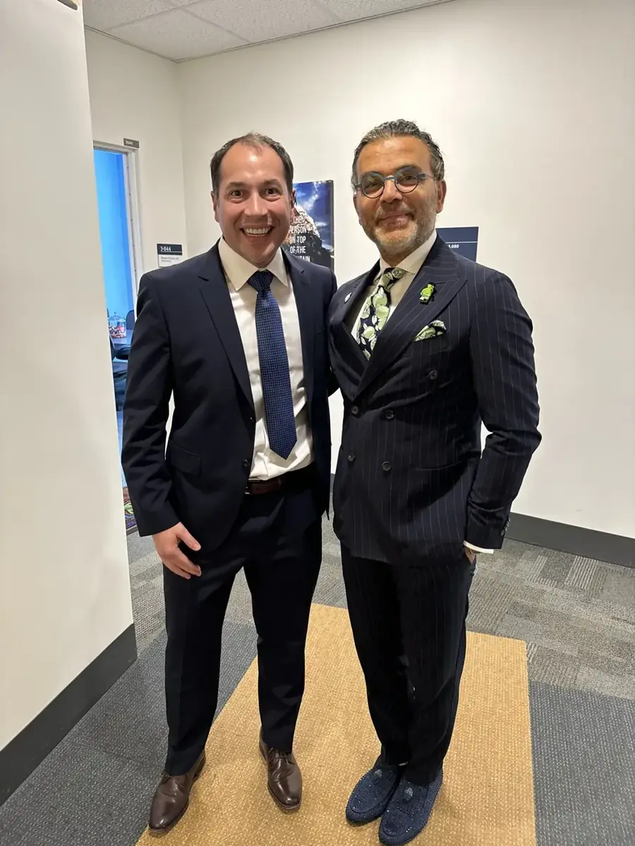 Dr. Daniel Rojas junto al Dr. Bassem Elhassan en el Massachusetts General Hospital