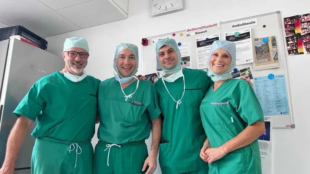 Dr. Daniel Rojas con el Dr. Dirk Böhm y su equipo quirúrgico en Würzburg, Alemania