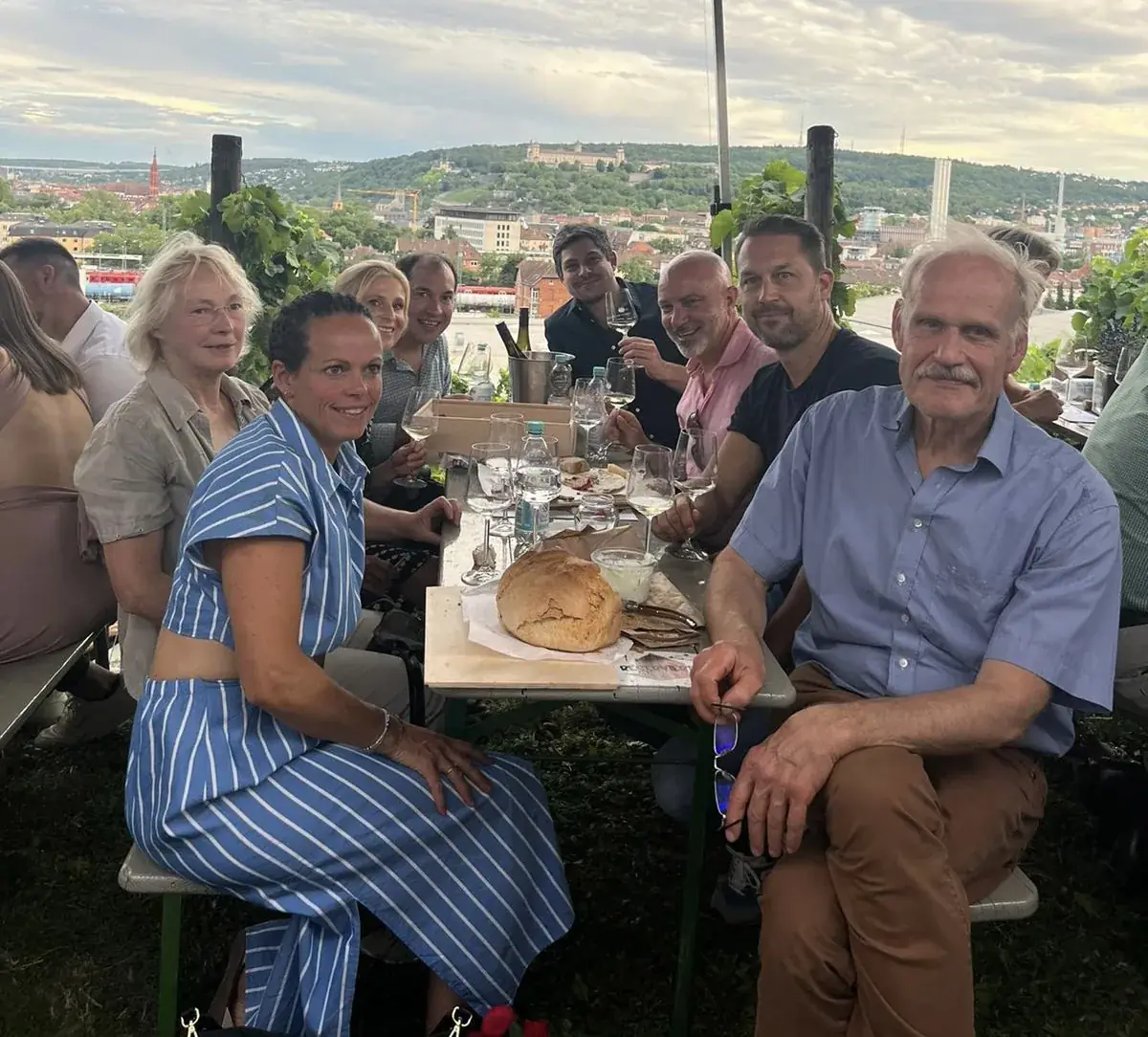 Dr. Daniel Rojas junto al Dr. Frank Gohlke, el Dr. Dirk Böhm y otros colegas en Würzburg durante el travelling fellowship en Alemania