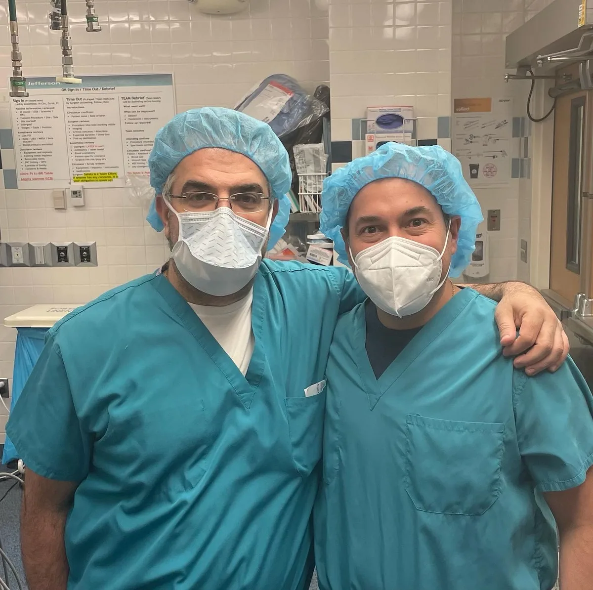 Dr. Daniel Rojas junto al Dr. Joseph Abboud en un pabellón de Thomas Jefferson University, Filadelfia, durante su estancia de abril de 2022
