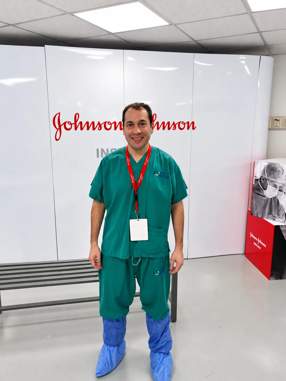 Dr. Daniel Rojas, profesor del Curso Cadavérico de Artroscopía de Hombro de Johnson & Johnson Institute en el Centro de Simulación de Clínica Las Condes