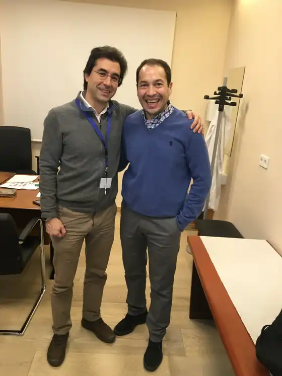 Dr. Daniel Rojas Castillo junto al Dr. Antonio Foruria durante su fellowship de cirugía de hombro y codo en Madrid, 2016