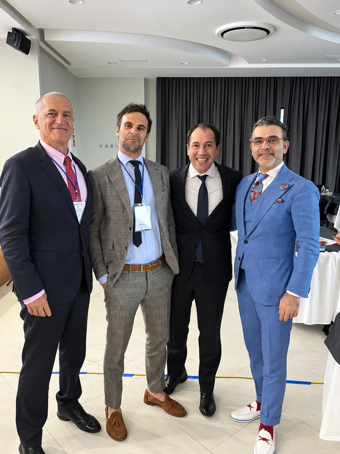 Dr. Daniel Rojas junto a los Drs. Laurent Lafosse, Thibault Lafosse y Bassem Elhassan en el Congreso Internacional Reconstrucción Compleja de Hombro y Transferencias, Guadalajara 2023