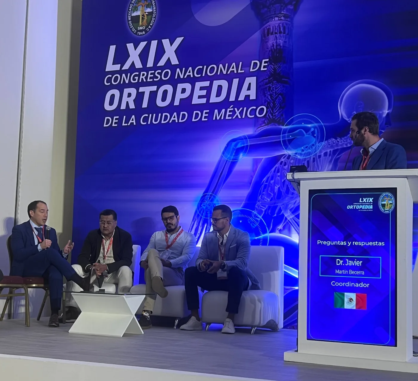 Dr. Daniel Rojas responde preguntas en la mesa de discusión del LXIX Congreso Nacional de Ortopedia coordinada por el Dr. Javier Martín Becerra
