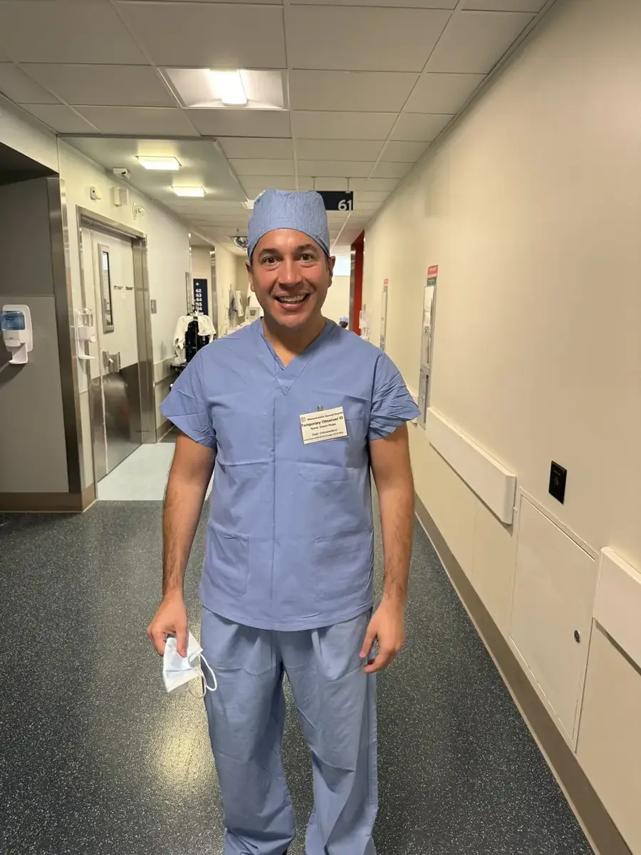 Dr. Daniel Rojas en los pabellones del Massachusetts General Hospital, Boston