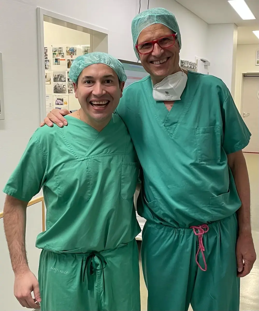 Dr. Daniel Rojas junto al Prof. Dr. Ulrich Brunner en pabellón, Alemania