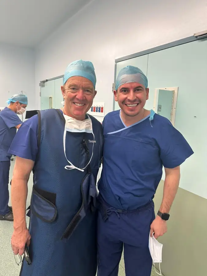 Dr. Gonzalo Rojas junto al Prof. David Parker, past president de ISAKOS, en pabellón en Sídney