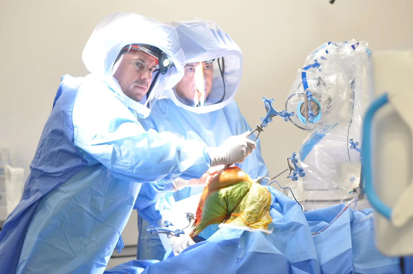 Dr. Gonzalo Rojas junto a su equipo durante una prótesis de rodilla asistida por robot en el Hospital de Curicó