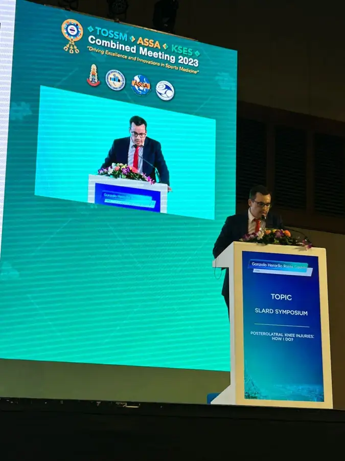 Dr. Gonzalo Rojas exponiendo en el Simposio SLARD sobre lesiones posterolaterales de rodilla