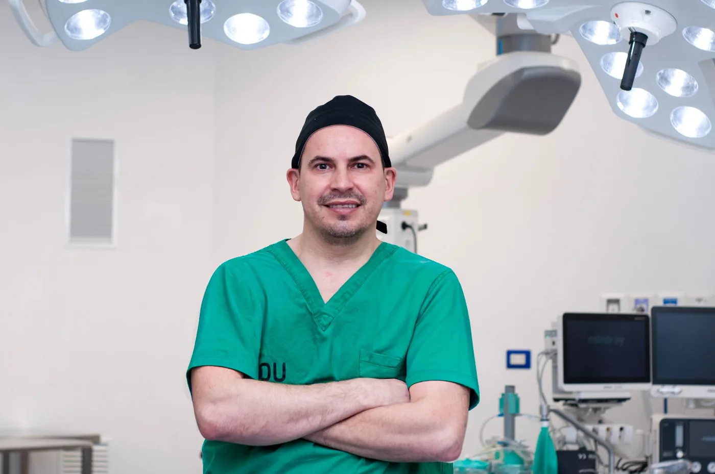 Dr. Gonzalo Rojas Castillo, traumatólogo especialista en rodilla, en pabellón