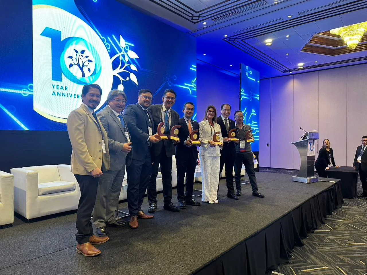 Conferencistas reciben el reconocimiento del 10.º aniversario del X OrthoTrauma Update en Lima, entre ellos el Dr. Daniel Rojas