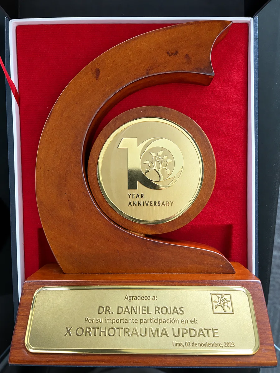 Reconocimiento al Dr. Daniel Rojas por su participación en el X OrthoTrauma Update, Lima, 3 de noviembre de 2023
